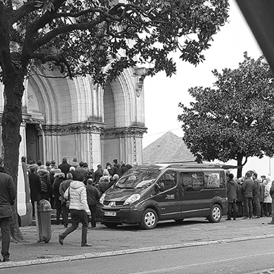 corbillard devant l eglise